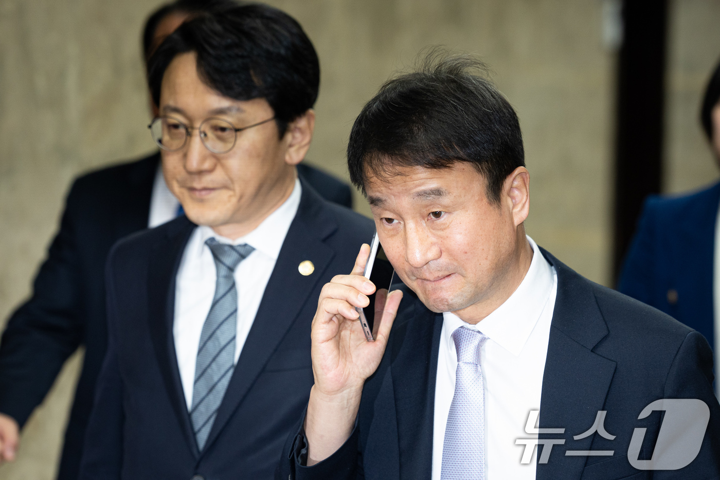 (서울=뉴스1) 유승관 기자 = 한병도 더불어민주당 원내대표가 22일 서울 여의도 국회에서 열린 비공개 정책의원총회에 참석하며 전화통화를 하고 있다. 2026.1.22/뉴스1