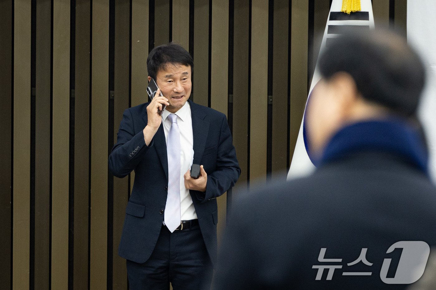 (서울=뉴스1) 유승관 기자 = 한병도 더불어민주당 원내대표가 22일 서울 여의도 국회에서 열린 비공개 정책의원총회에 참석하며 전화통화를 하고 있다. 2026.1.22/뉴스1