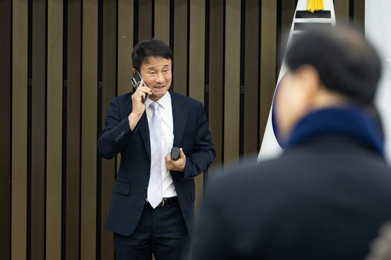 통화하는 한병도 민주당 원내대표