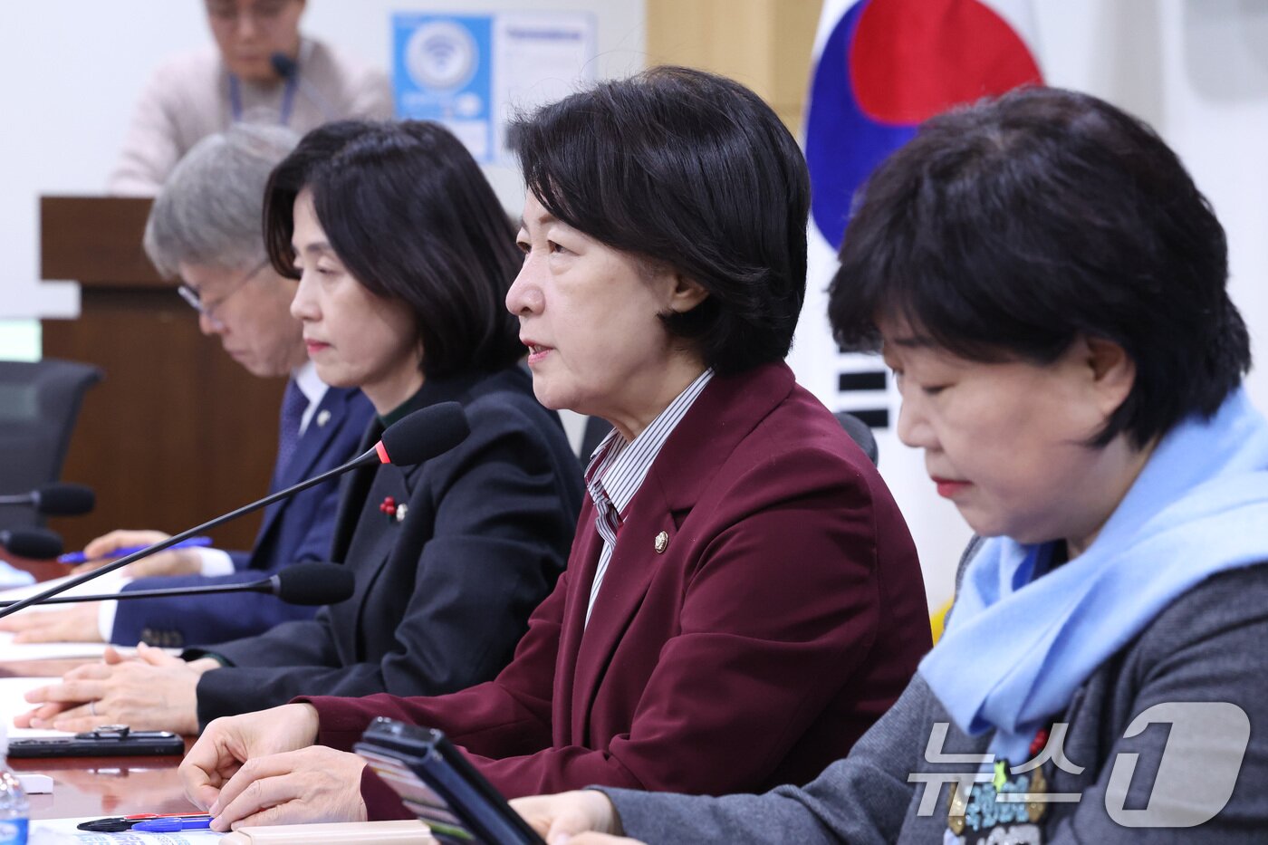 본문 이미지 - 추미애 법제사법위원장이 22일 서울 여의도 국회 의원회관에서 열린 ‘검찰개혁의 완성이란 무엇인가? : 민생범죄 집중을 위한 검찰개혁과 보완수사권 폐지’ 토론회에서 발언하고 있다. 2026.1.22/뉴스1 ⓒ News1 신웅수 기자