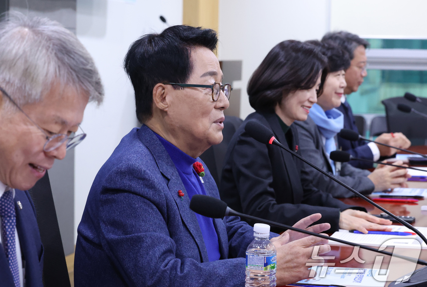 (서울=뉴스1) 신웅수 기자 = 박지원 더불어민주당 의원이 22일 서울 여의도 국회 의원회관에서 열린 ‘검찰개혁의 완성이란 무엇인가? : 민생범죄 집중을 위한 검찰개혁과 보완수사권 …