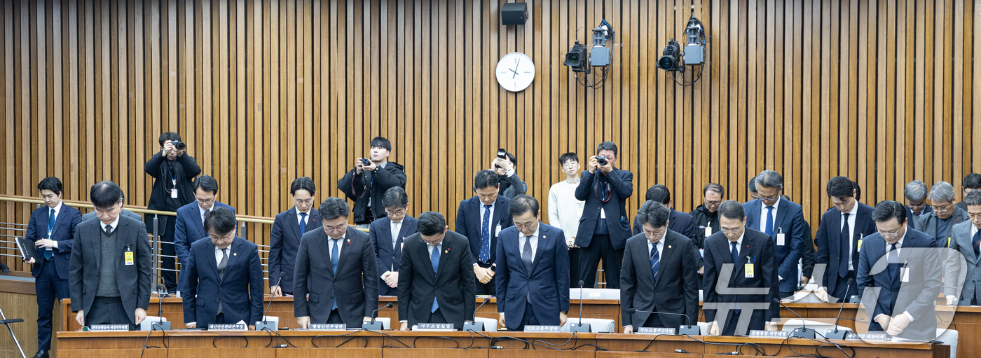 (서울=뉴스1) 이승배 기자 = 22일 서울 여의도 국회에서 열린 제431회국회(임시회) 국토교통위원회 12.29 여객기 참사 진상규명을 위한 국정조사특별위원회 청문회에서 김윤덕 …