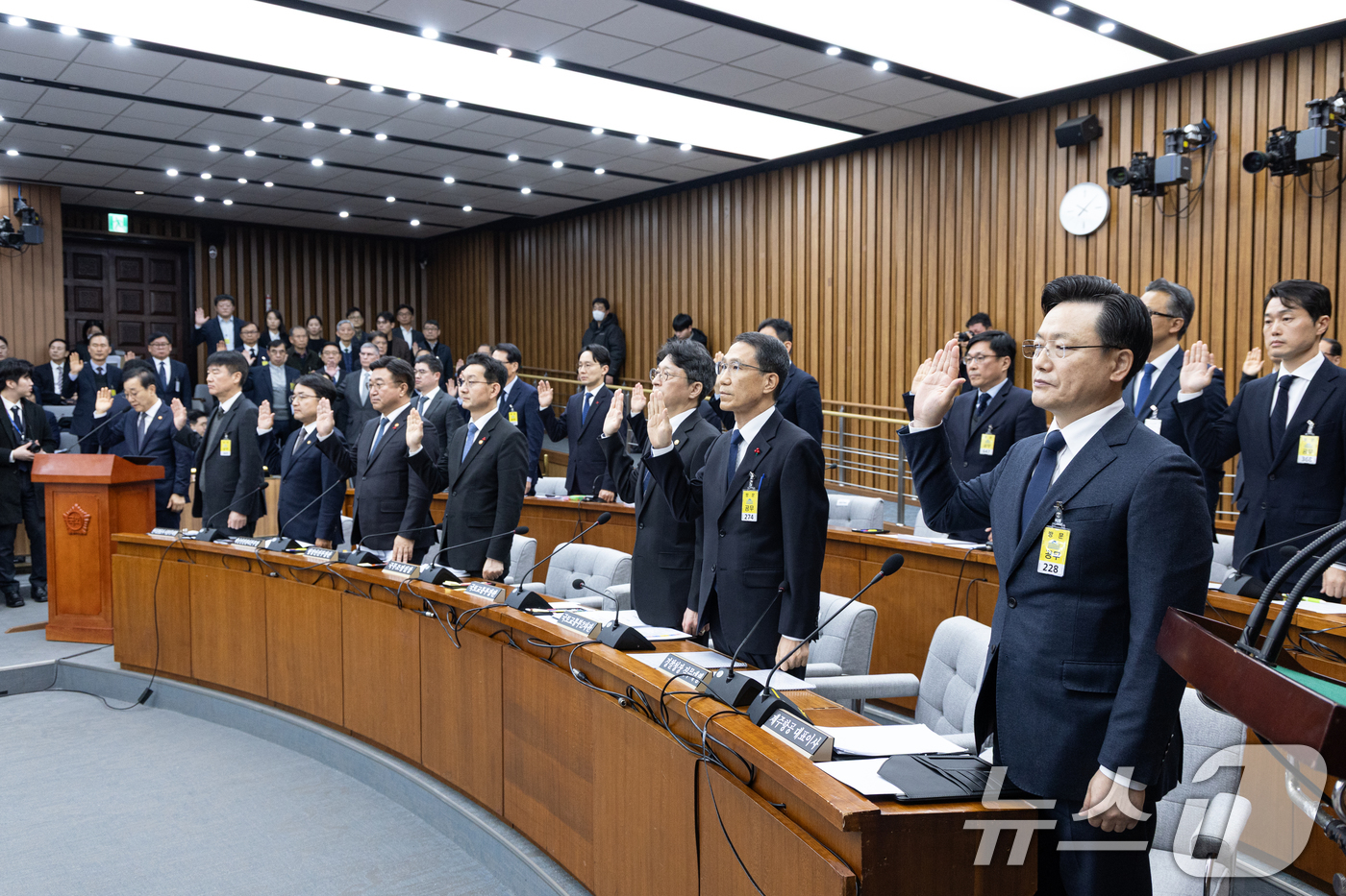 (서울=뉴스1) 이승배 기자 = 22일 서울 여의도 국회에서 열린 제431회국회(임시회) 국토교통위원회 12.29 여객기 참사 진상규명을 위한 국정조사특별위원회 청문회에서 김이배 …