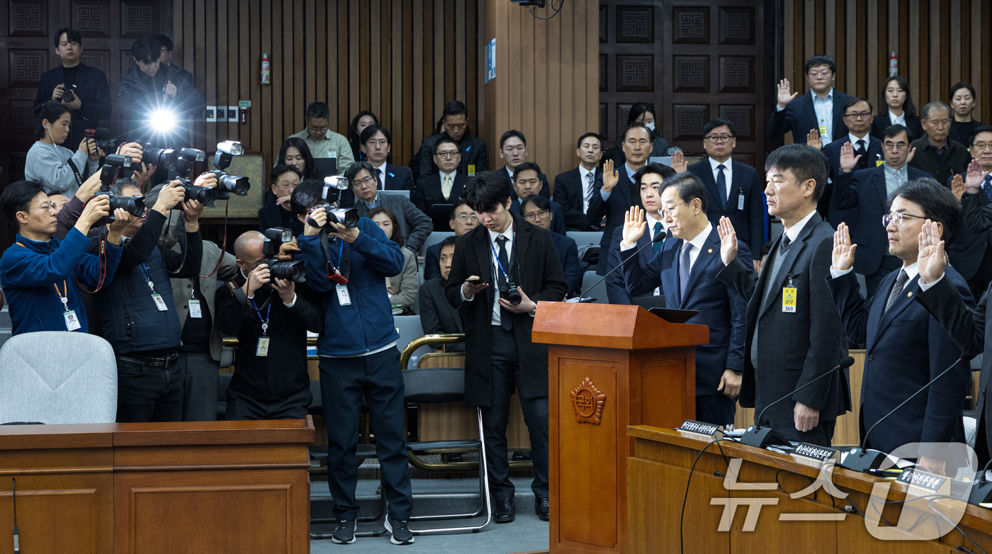 (서울=뉴스1) 이승배 기자 = 22일 서울 여의도 국회에서 열린 제431회국회(임시회) 국토교통위원회 12.29 여객기 참사 진상규명을 위한 국정조사특별위원회 청문회에서 김윤덕 …