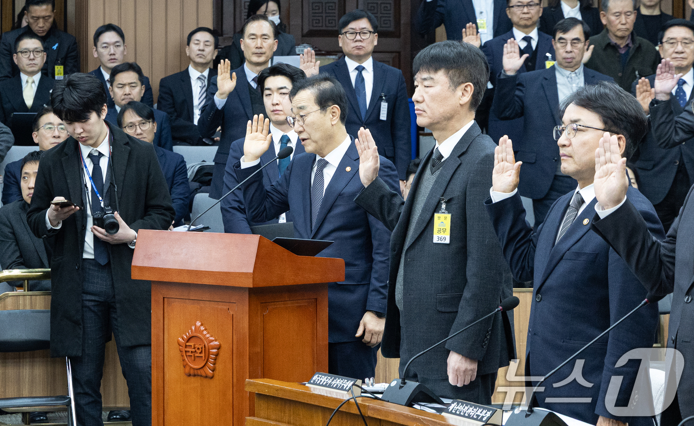 (서울=뉴스1) 이승배 기자 = 22일 서울 여의도 국회에서 열린 제431회국회(임시회) 국토교통위원회 12.29 여객기 참사 진상규명을 위한 국정조사특별위원회 청문회에서 김윤덕 …