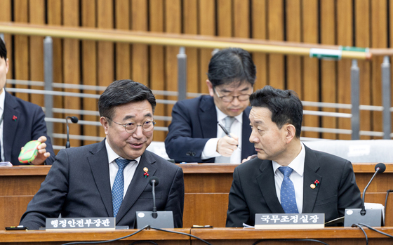 대화 나누는 윤호중 장관과 윤창렬 국무조정실장