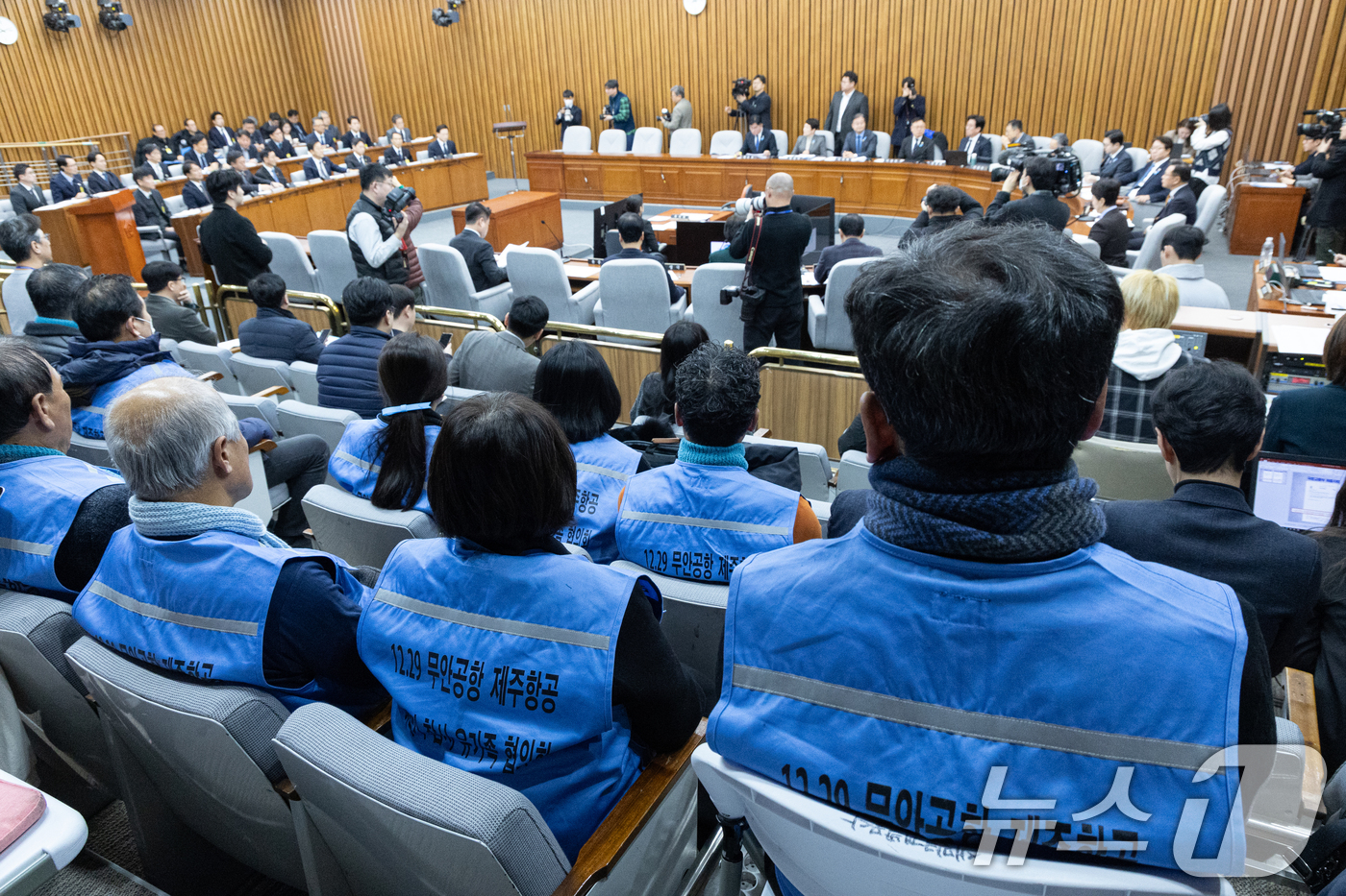 (서울=뉴스1) 이승배 기자 = 22일 서울 여의도 국회에서 열린 제431회국회(임시회) 국토교통위원회 12.29 여객기 참사 진상규명을 위한 국정조사특별위원회 청문회에 유가졸들이 …