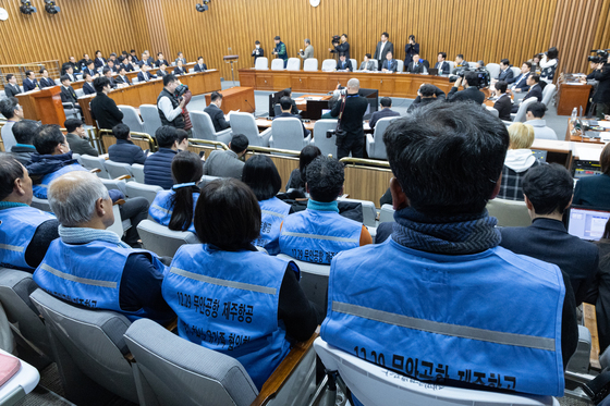 청문회 참석한 12.29 여객기 참사 유가족들