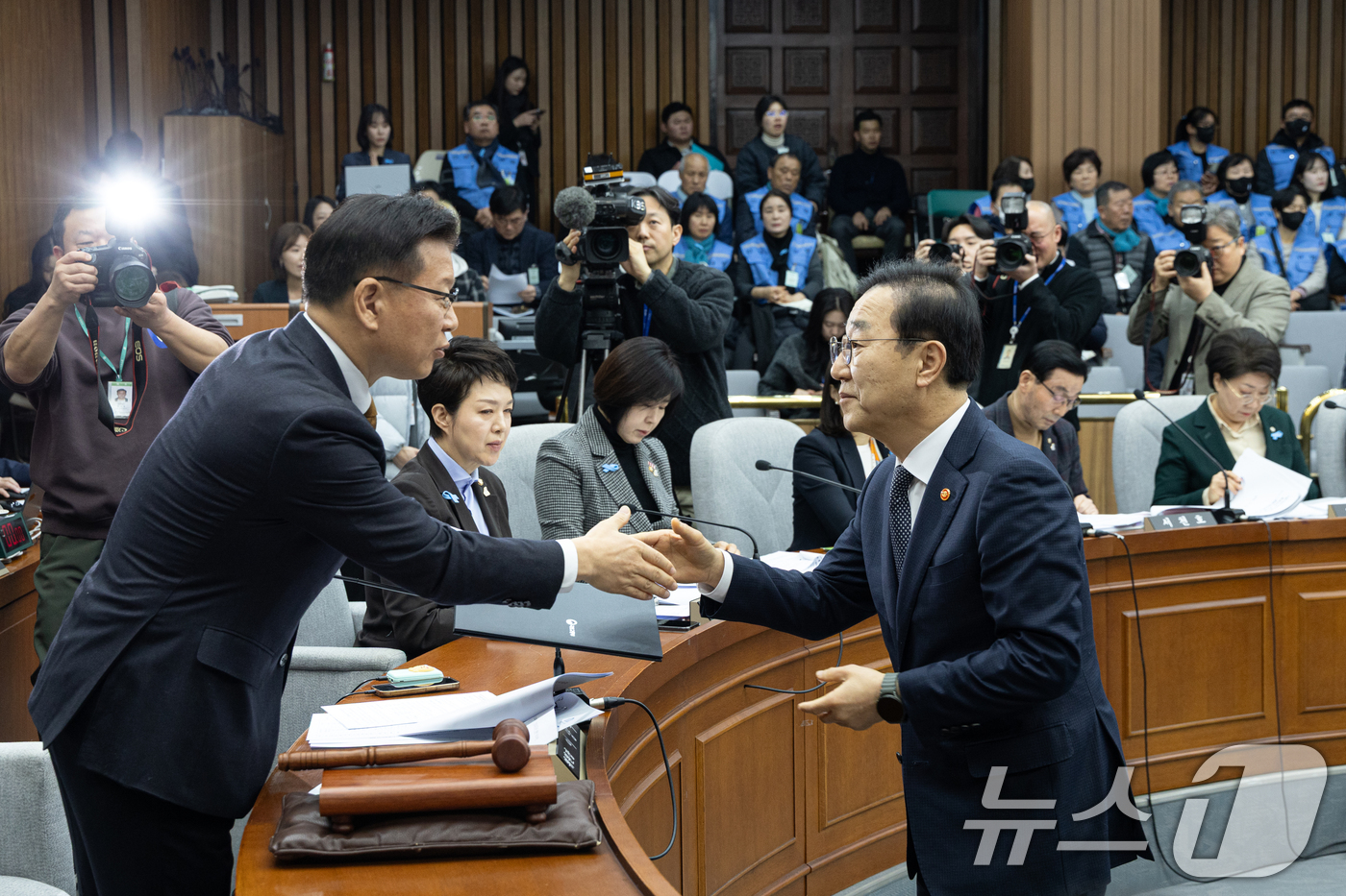 (서울=뉴스1) 이승배 기자 = 22일 서울 여의도 국회에서 열린 제431회국회(임시회) 국토교통위원회 12.29 여객기 참사 진상규명을 위한 국정조사특별위원회 청문회에서 김윤덕 …