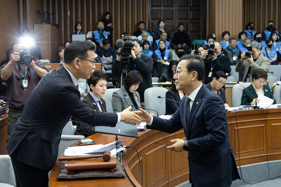증인 선서문 제출하는 김윤덕 국토교통부 장관