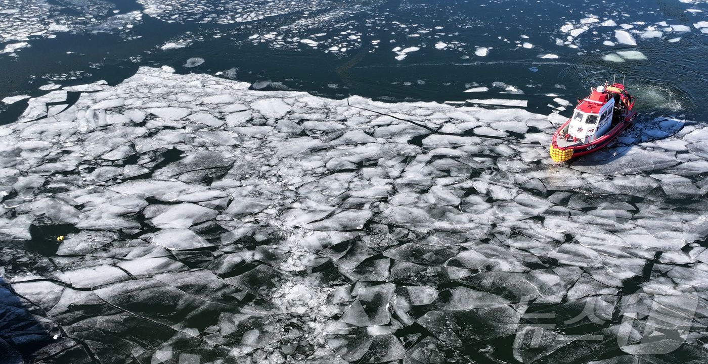 (서울=뉴스1) 김성진 기자 = 전국 대부분 지역 아침 기온이 영하 10도 안팎으로 떨어지며 한파가 이어진 22일 서울 한강 광나루한강공원 선착장 인근에서 119 광나루수난구조대가 …