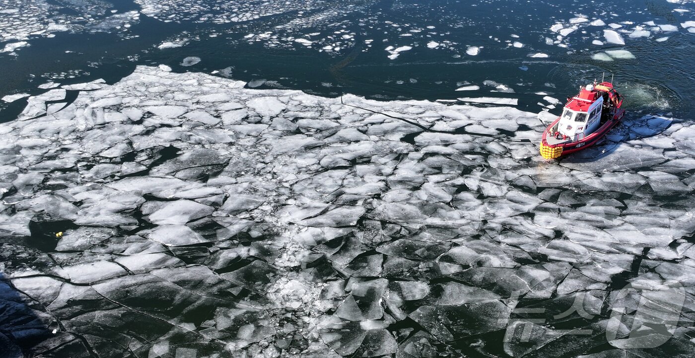 본문 이미지 - 전국 대부분 지역 아침 기온이 영하 10도 안팎으로 떨어지며 한파가 이어진 22일 서울 한강 광나루한강공원 선착장 인근에서 119 광나루수난구조대가 순찰 근무를 하며 출동로 확보 작업을 하고 있다. 2026.1.22/뉴스1 ⓒ News1 김성진 기자
