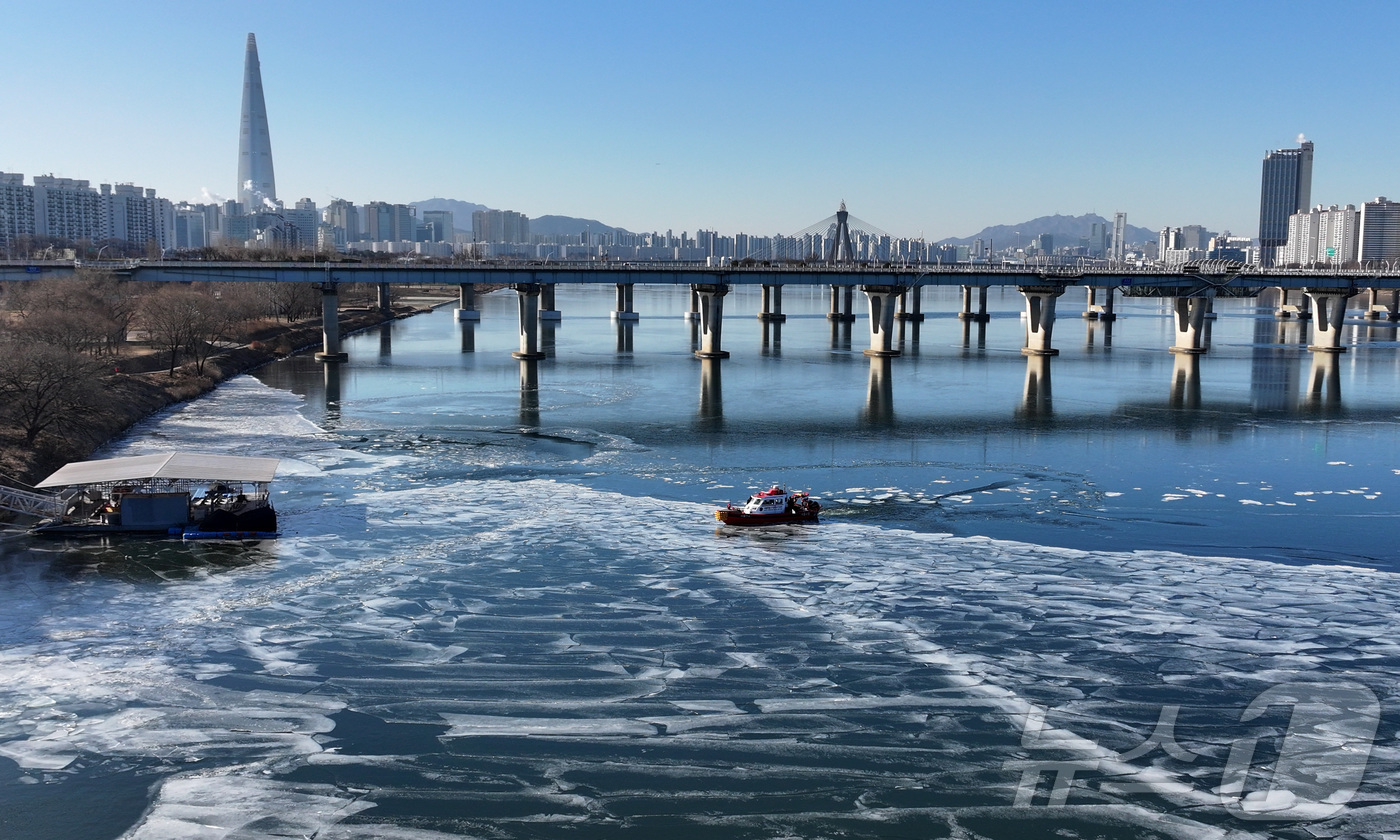 (서울=뉴스1) 김성진 기자 = 전국 대부분 지역 아침 기온이 영하 10도 안팎으로 떨어지며 한파가 이어진 22일 서울 한강 광나루한강공원 선착장 인근에서 119 광나루수난구조대가 …