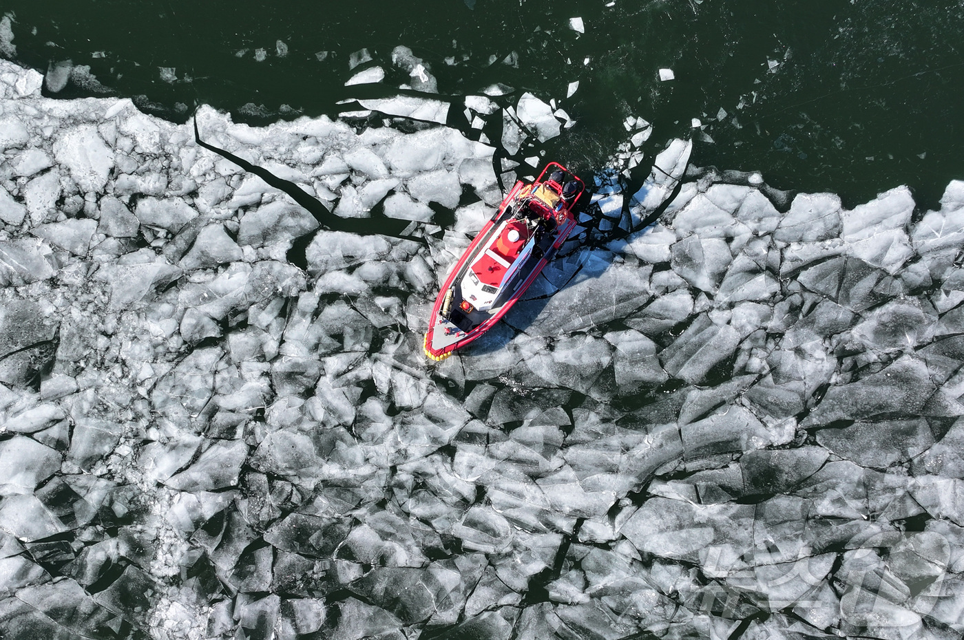 (서울=뉴스1) 김성진 기자 = 전국 대부분 지역 아침 기온이 영하 10도 안팎으로 떨어지며 한파가 이어진 22일 서울 한강 광나루한강공원 선착장 인근에서 119 광나루수난구조대가 …