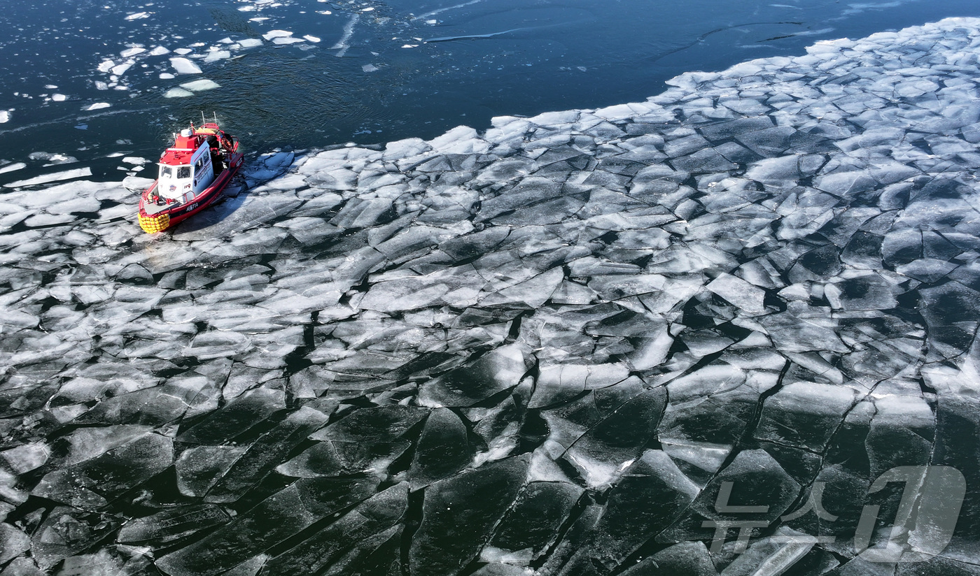 (서울=뉴스1) 김성진 기자 = 전국 대부분 지역 아침 기온이 영하 10도 안팎으로 떨어지며 한파가 이어진 22일 서울 한강 광나루한강공원 선착장 인근에서 119 광나루수난구조대가 …