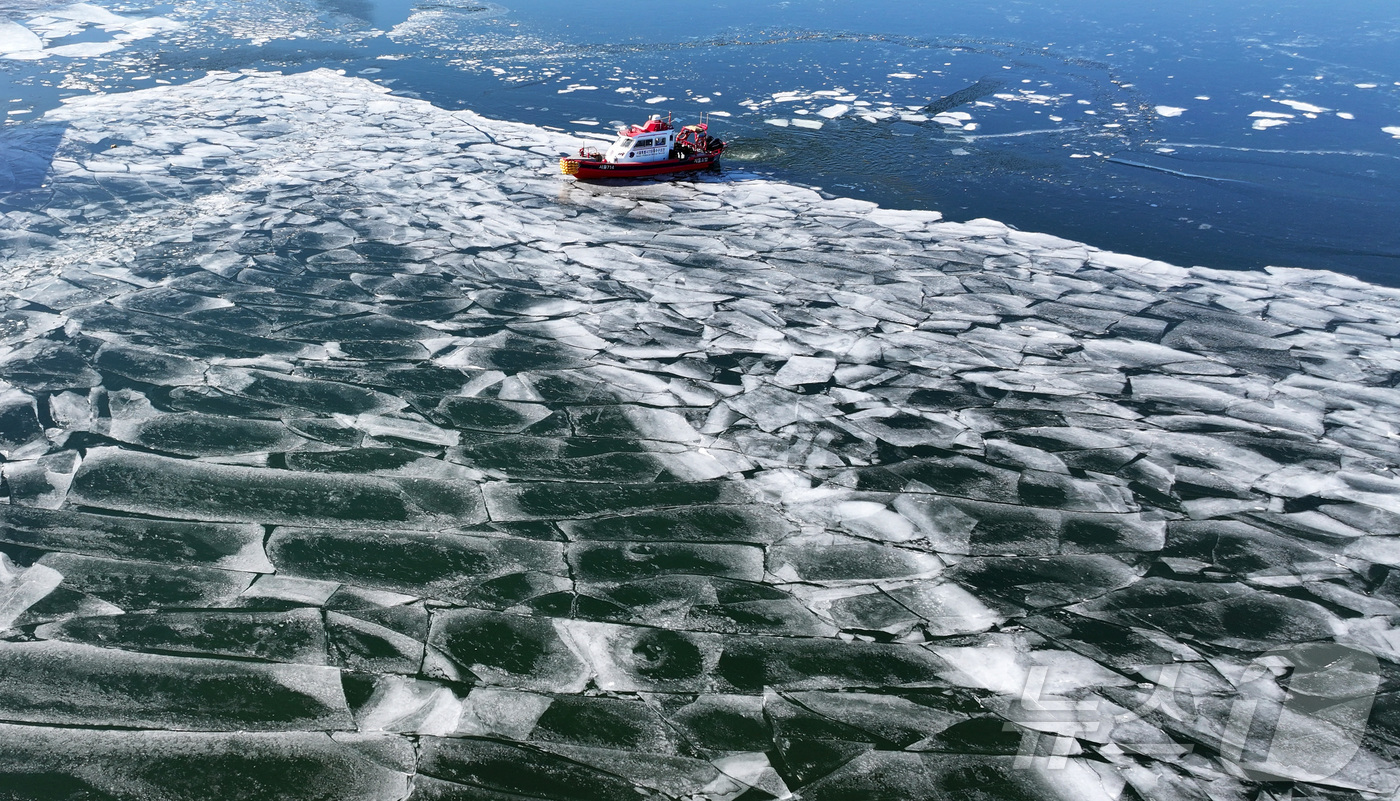 (서울=뉴스1) 김성진 기자 = 전국 대부분 지역 아침 기온이 영하 10도 안팎으로 떨어지며 한파가 이어진 22일 서울 한강 광나루한강공원 선착장 인근에서 119 광나루수난구조대가 …