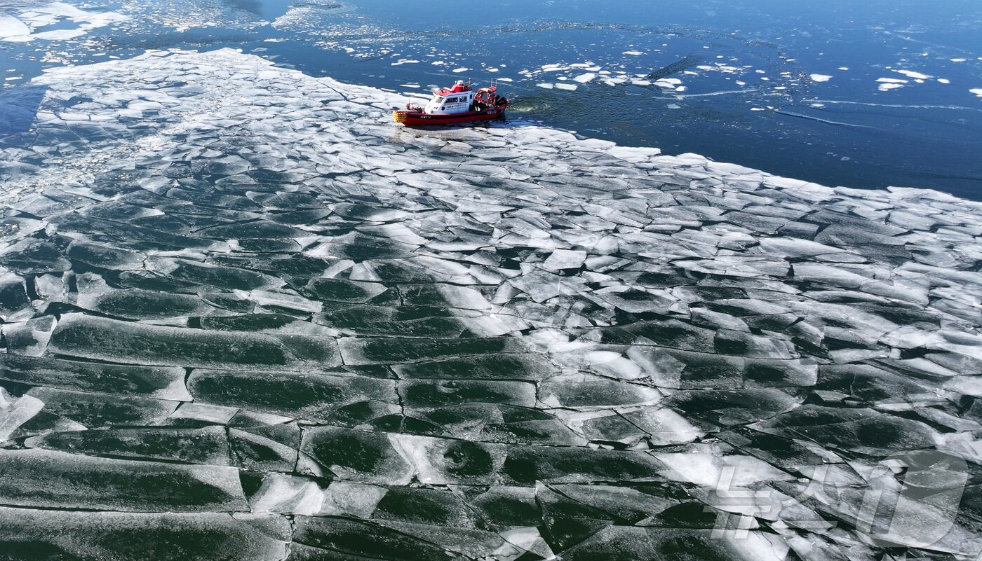 본문 이미지 - 전국 대부분 지역 아침 기온이 영하 10도 안팎으로 떨어지며 한파가 이어진 22일 서울 한강 광나루한강공원 선착장 인근에서 119 광나루수난구조대가 순찰 근무를 하며 출동로 확보 작업을 하고 있다. 2026.1.22/뉴스1 ⓒ News1 김성진 기자