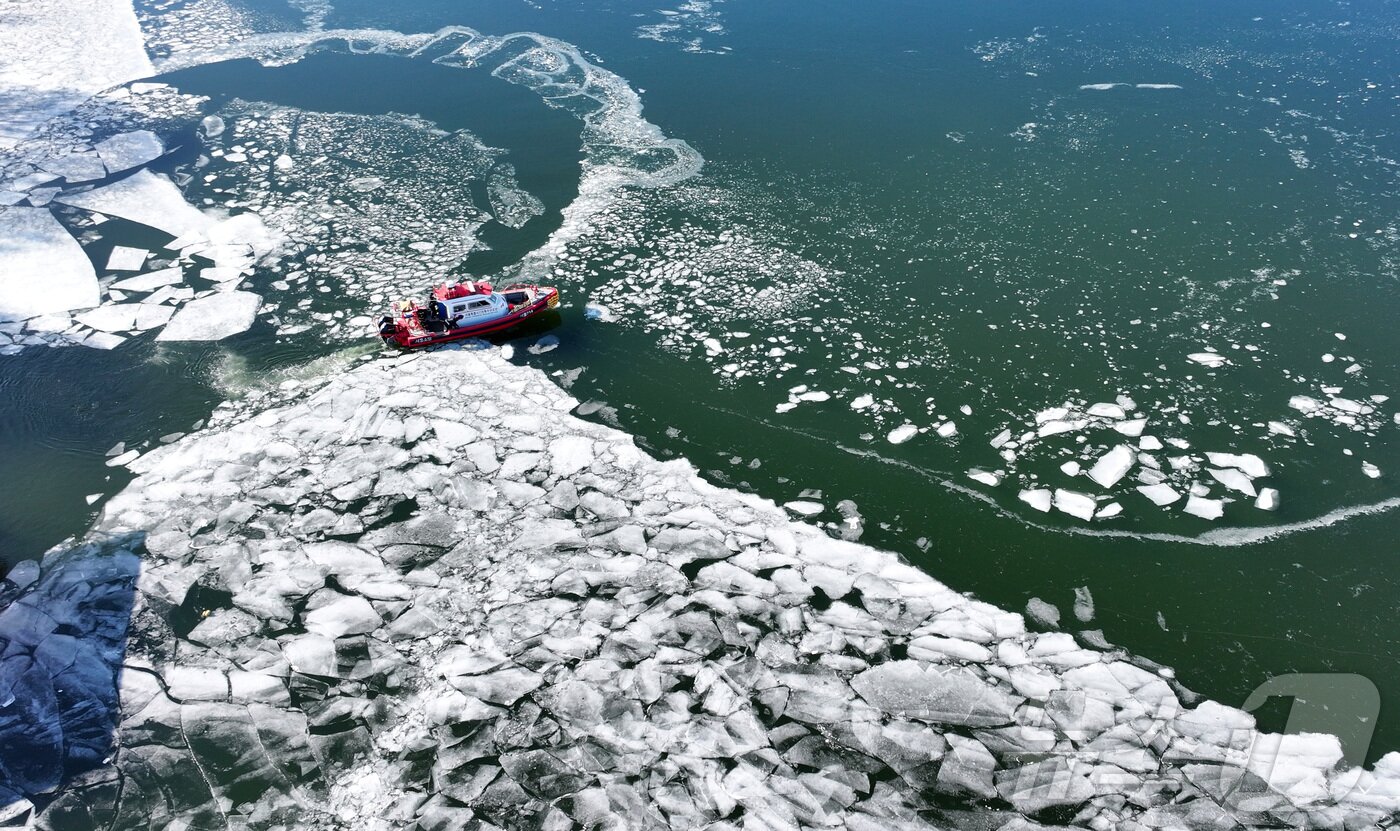 본문 이미지 - 전국 대부분 지역 아침 기온이 영하 10도 안팎으로 떨어지며 한파가 이어진 22일 서울 한강 광나루한강공원 선착장 인근에서 119 광나루수난구조대가 순찰 근무를 하며 출동로 확보 작업을 하고 있다. 2026.1.22/뉴스1 ⓒ News1 김성진 기자
