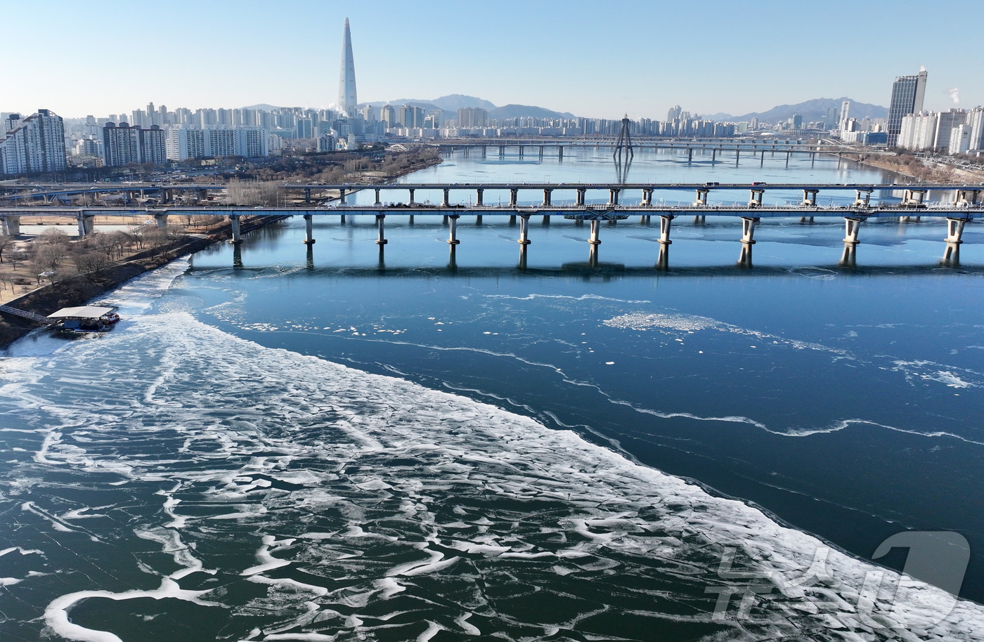 (서울=뉴스1) 김성진 기자 = 전국 대부분 지역 아침 기온이 영하 10도 안팎으로 떨어지며 한파가 이어진 22일 서울 한강 광나루한강공원 선착장 인근 강물이 얼어있다. 2026. …
