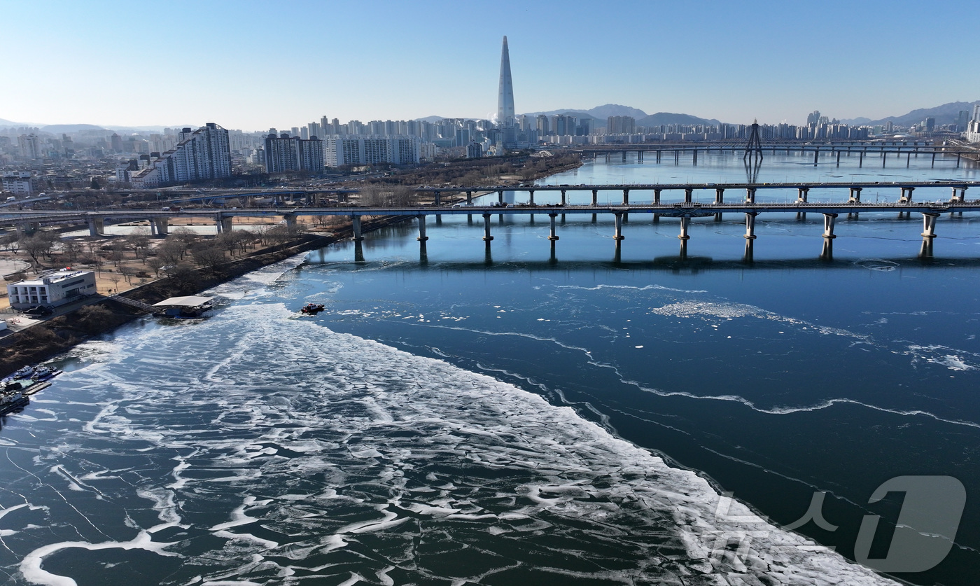 (서울=뉴스1) 김성진 기자 = 전국 대부분 지역 아침 기온이 영하 10도 안팎으로 떨어지며 한파가 이어진 22일 서울 한강 광나루한강공원 선착장 인근에서 119 광나루수난구조대가 …