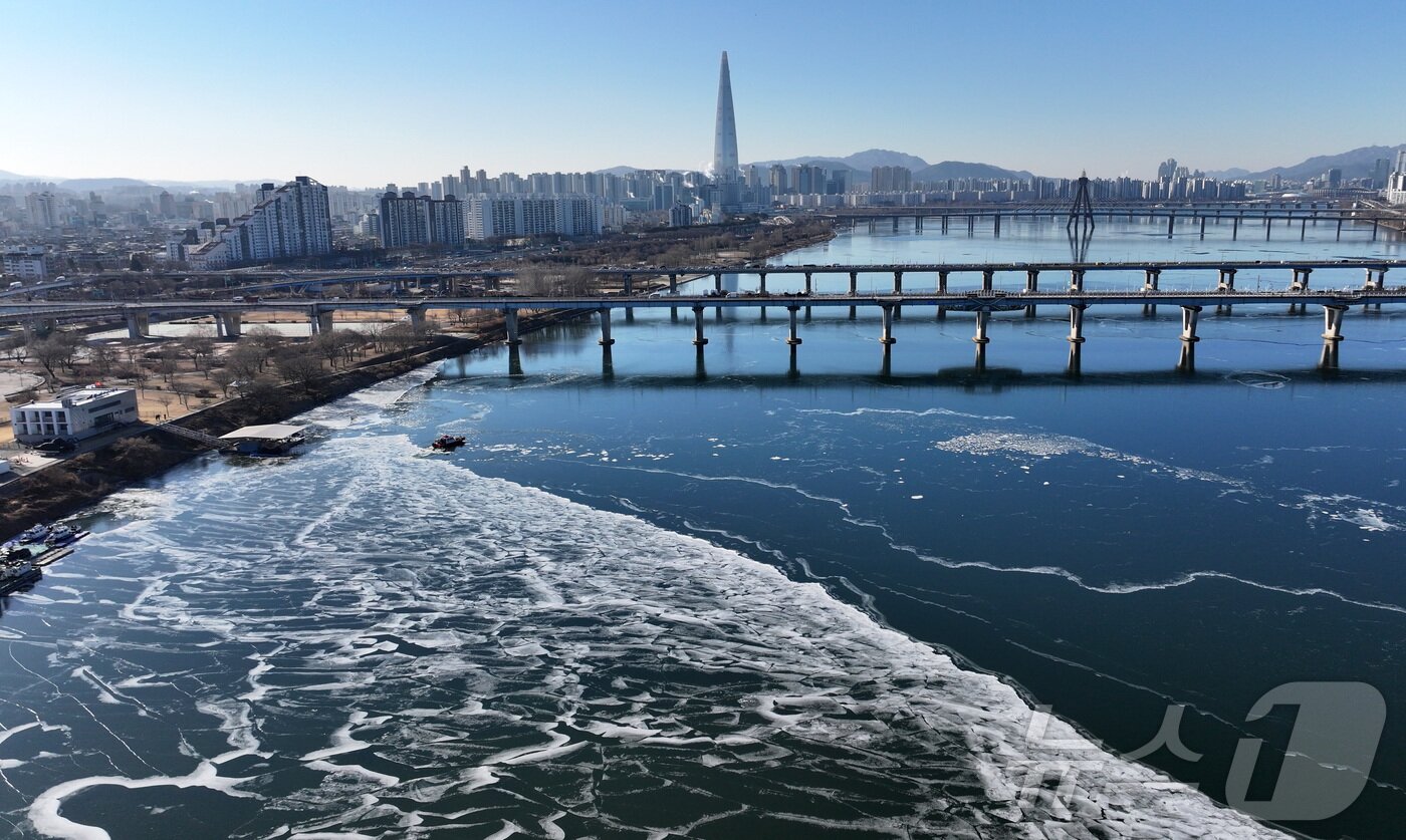 본문 이미지 - 전국 대부분 지역 아침 기온이 영하 10도 안팎으로 떨어지며 한파가 이어진 22일 서울 한강 광나루한강공원 선착장 인근에서 119 광나루수난구조대가 순찰 근무를 하며 출동로 확보 작업을 하고 있다. 2026.1.22/뉴스1 ⓒ News1 김성진 기자