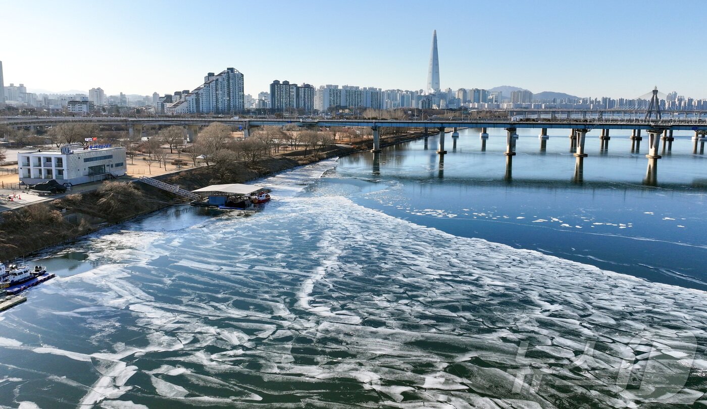 본문 이미지 - 전국 대부분 지역 아침 기온이 영하 10도 안팎으로 떨어지며 한파가 이어진 22일 서울 한강 광나루한강공원 선착장 인근 강물이 얼어있다. 2026.1.22/뉴스1 ⓒ News1 김성진 기자