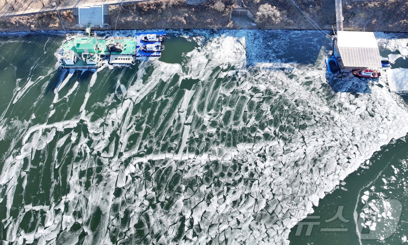 (서울=뉴스1) 김성진 기자 = 전국 대부분 지역 아침 기온이 영하 10도 안팎으로 떨어지며 한파가 이어진 22일 서울 한강 광나루한강공원 선착장 인근 강물이 얼어있다. 2026. …