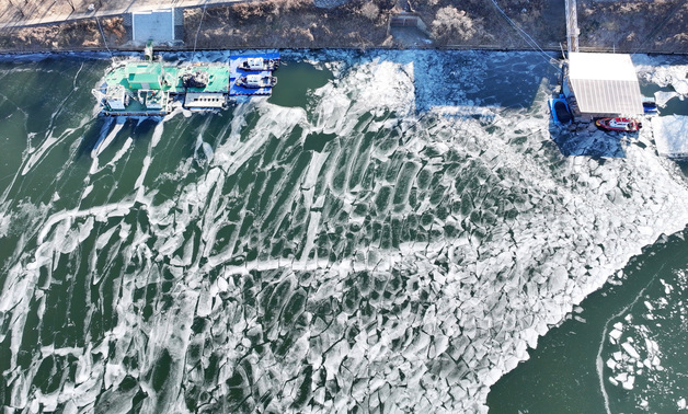 계속된 한파에 얼어버린 한강