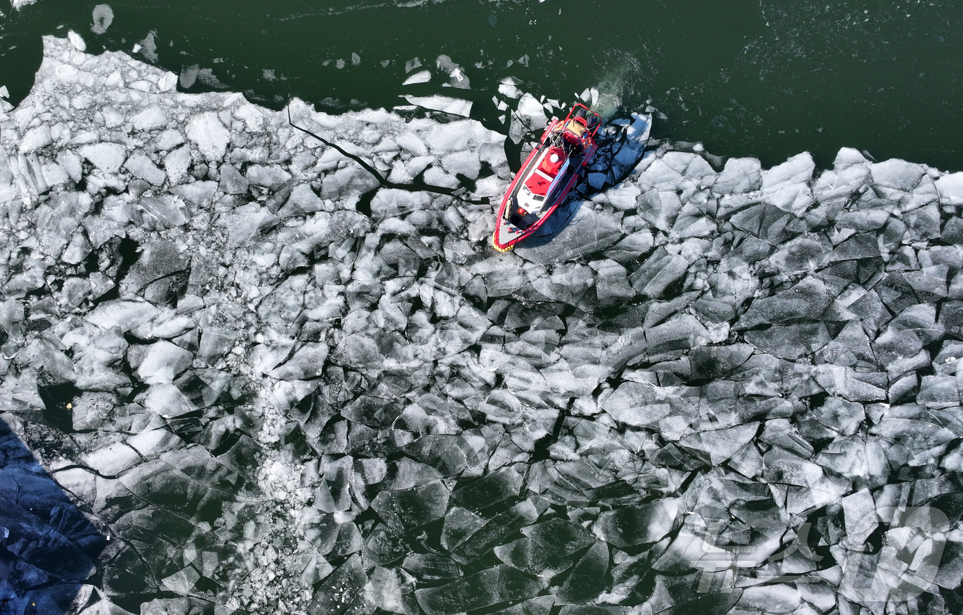 (서울=뉴스1) 김성진 기자 = 전국 대부분 지역 아침 기온이 영하 10도 안팎으로 떨어지며 한파가 이어진 22일 서울 한강 광나루한강공원 선착장 인근에서 119 광나루수난구조대가 …