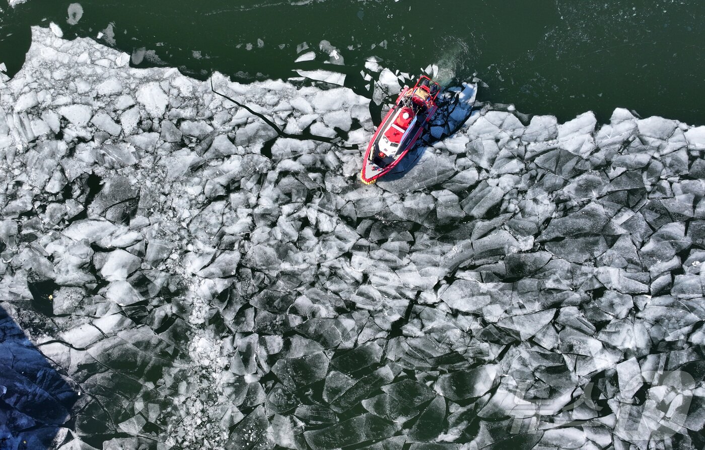 본문 이미지 - 전국 대부분 지역 아침 기온이 영하 10도 안팎으로 떨어지며 한파가 이어진 22일 서울 한강 광나루한강공원 선착장 인근에서 119 광나루수난구조대가 순찰 근무를 하며 출동로 확보 작업을 하고 있다. 2026.1.22/뉴스1 ⓒ News1 김성진 기자