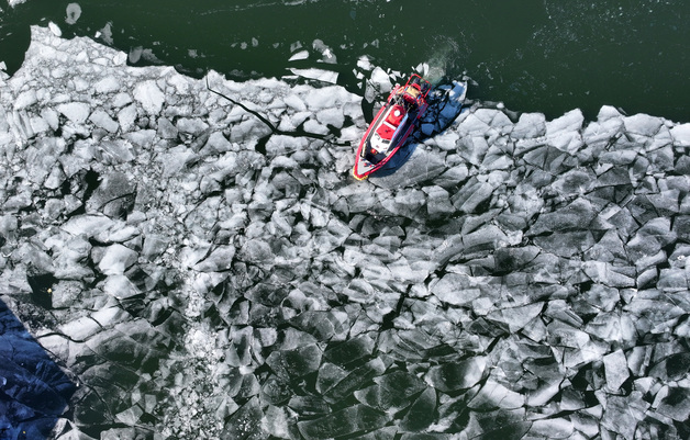 언 한강 사이로