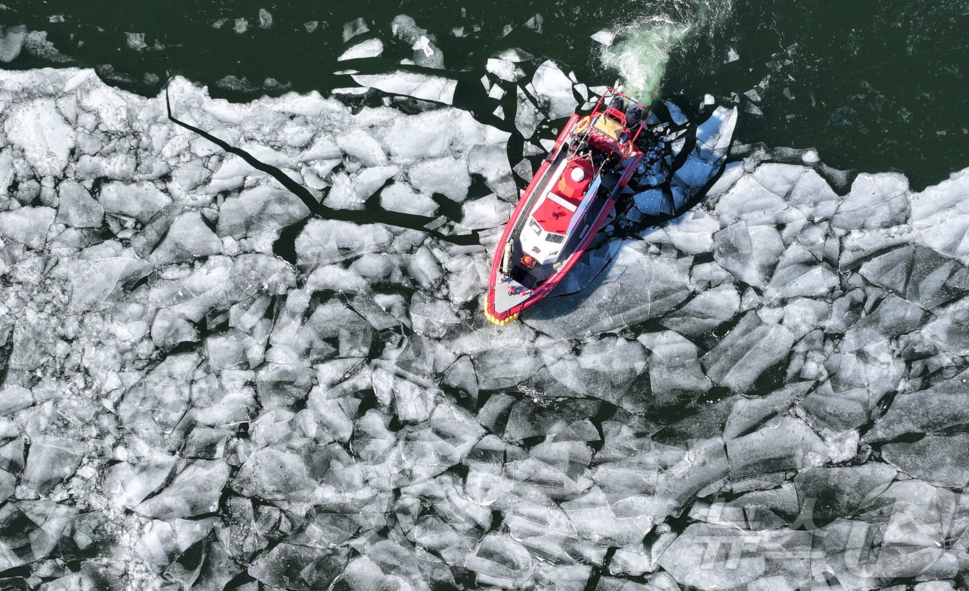 본문 이미지 - 전국 대부분 지역 아침 기온이 영하 10도 안팎으로 떨어지며 한파가 이어진 22일 서울 한강 광나루한강공원 선착장 인근에서 119 광나루수난구조대가 순찰 근무를 하며 출동로 확보 작업을 하고 있다. 2026.1.22/뉴스1 ⓒ News1 김성진 기자