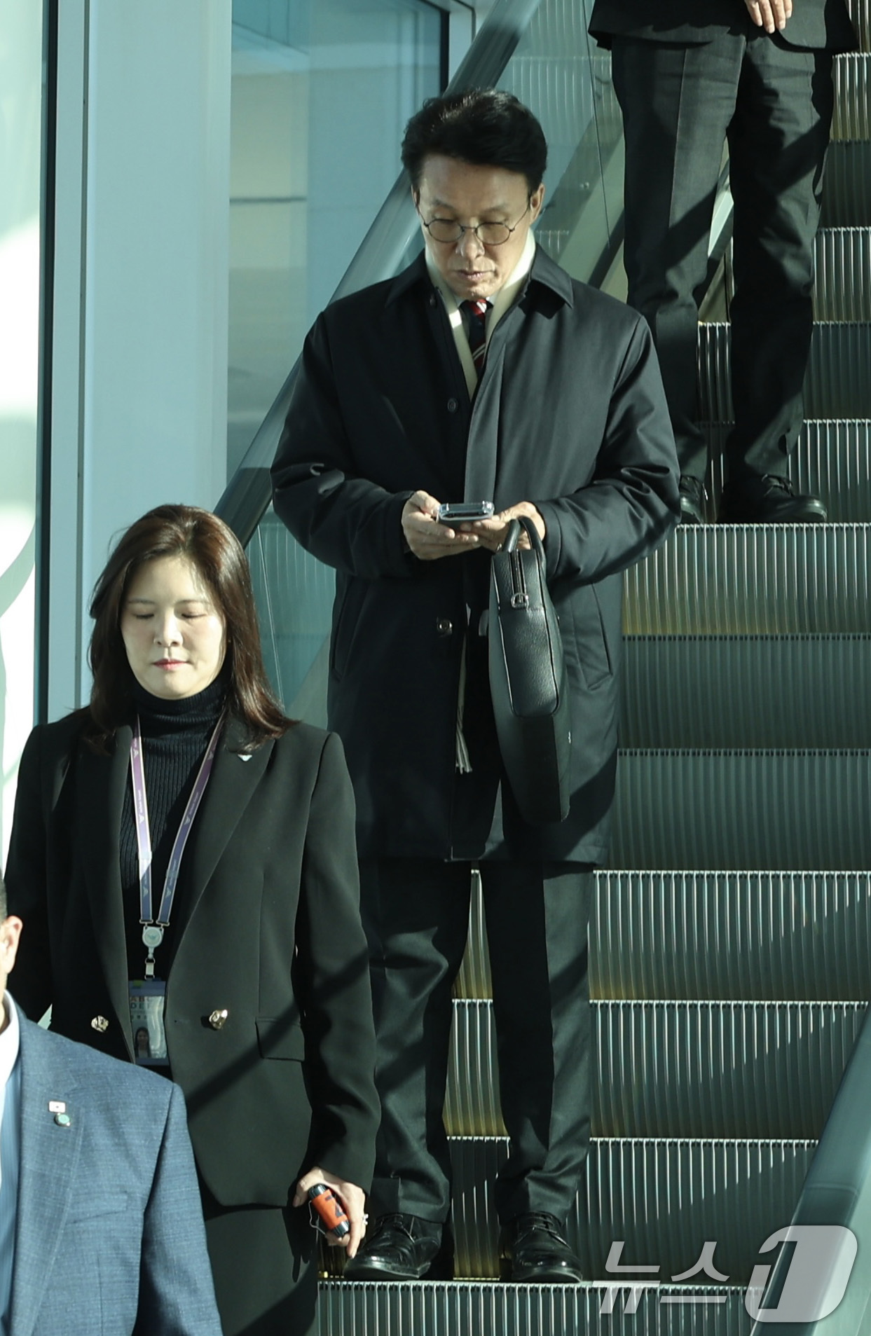 (서울=뉴스1) 임세영 기자 = 김민석 국무총리가 22일 오전 인천국제공항을 통해 미국으로 출국하고 있다.김 총리는 방미 기간에 미국 정부 고위인사 면담, 미국 연방하원의원 간담회 …