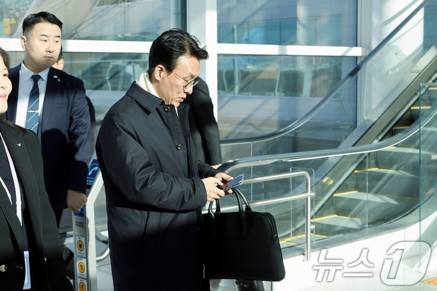 (서울=뉴스1) 임세영 기자 = 김민석 국무총리가 22일 오전 인천국제공항을 통해 미국으로 출국하고 있다.김 총리는 방미 기간에 미국 정부 고위인사 면담, 미국 연방하원의원 간담회 …