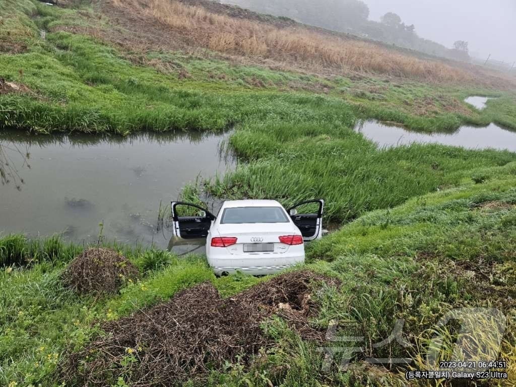 (김제=뉴스1) 장수인 기자 = 전북경찰청이 고가의 외제 차량을 물에 빠뜨리는 수법으로 억대 보험금을 타낸 일당 5명을 조사 중이라고 22일 밝혔다. 사진은 이들이 고의로 물에 빠 …