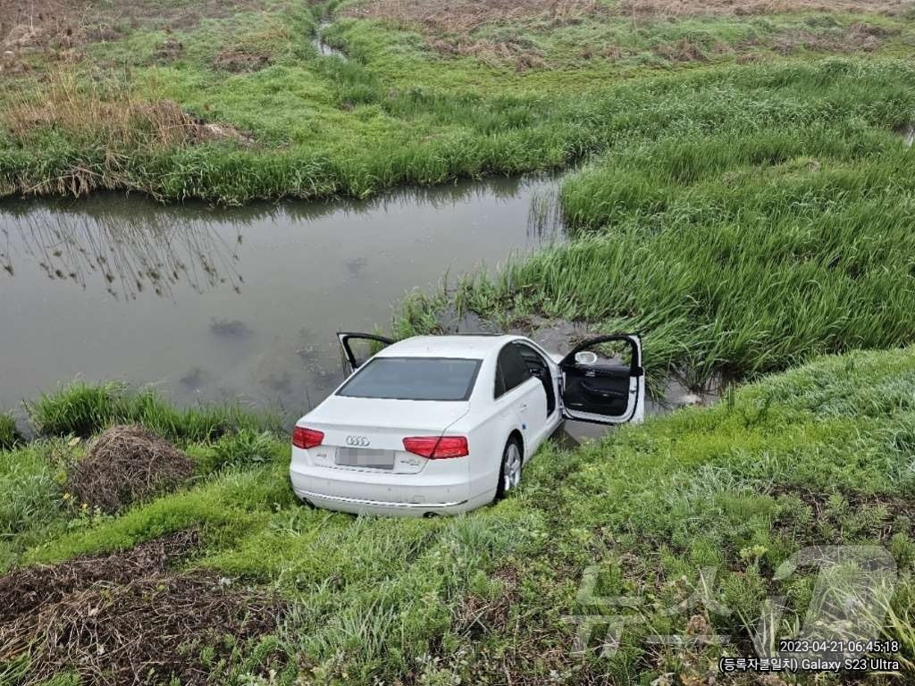 (김제=뉴스1) 장수인 기자 = 전북경찰청이 고가의 외제 차량을 물에 빠뜨리는 수법으로 억대 보험금을 타낸 일당 5명을 조사 중이라고 22일 밝혔다. 사진은 이들이 고의로 물에 빠 …