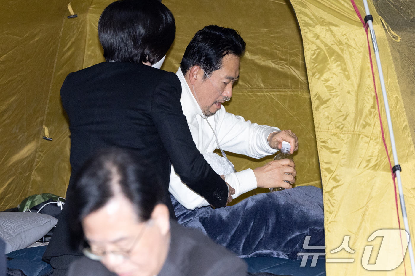 (서울=뉴스1) 이승배 기자 = '통일교 및 공천뇌물' 쌍특검 수용을 촉구하며 단식을 이어가고 있는 장동혁 국민의힘 대표가 22일 서울 여의도 국회 로텐더홀에서 물을 마시고 있다. …