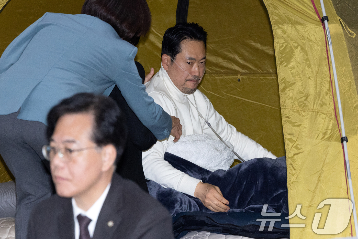 (서울=뉴스1) 이승배 기자 = '통일교 및 공천뇌물' 쌍특검 수용을 촉구하며 단식을 이어가고 있는 장동혁 국민의힘 대표가 22일 서울 여의도 국회 로텐더홀에서 물을 마신 뒤 누으 …