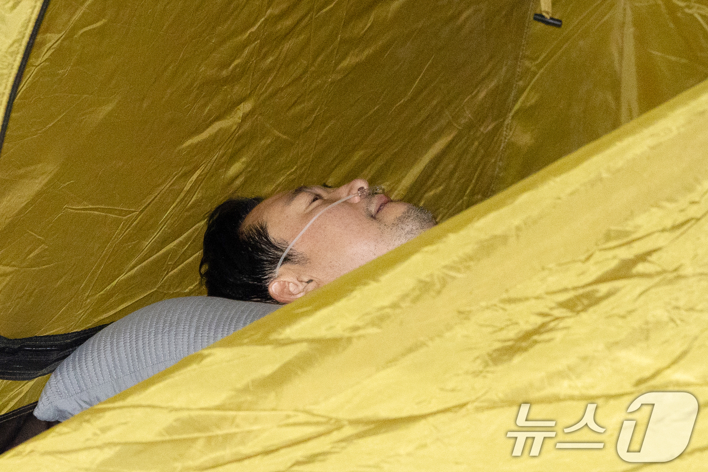 (서울=뉴스1) 이승배 기자 = '통일교 및 공천뇌물' 쌍특검 수용을 촉구하며 단식을 이어가고 있는 장동혁 국민의힘 대표가 22일 서울 여의도 국회 로텐더홀에서 텐트에 누워 휴식을 …