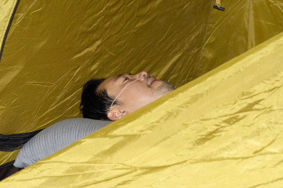 텐트에 누운 장동혁 대표