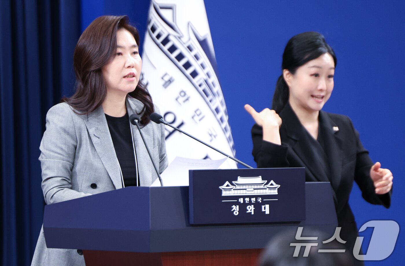 본문 이미지 - 강유정 대변인이 22일 청와대 춘추관에서 캄보디아 스캠 조직 피의자 송환 관련 브리핑을 하고 있다. 2026.1.22/뉴스1 ⓒ News1 허경 기자