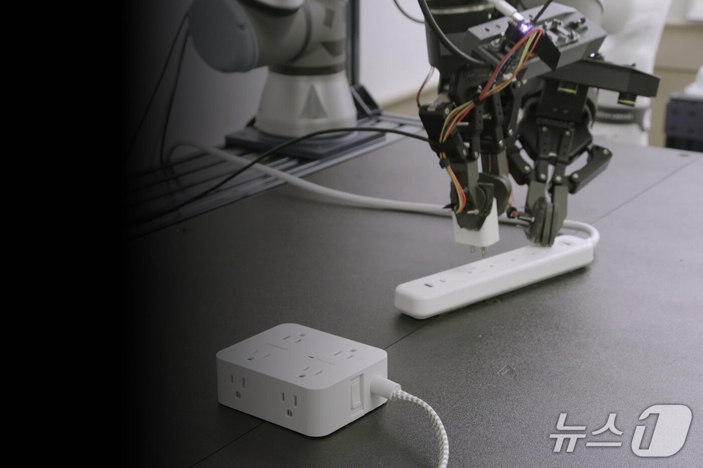 본문 이미지 - 마이크로소프트 리서치 최신 로보틱스 모델 로-알파(Rho-alpha) 공개(마이크로소프트 제공)