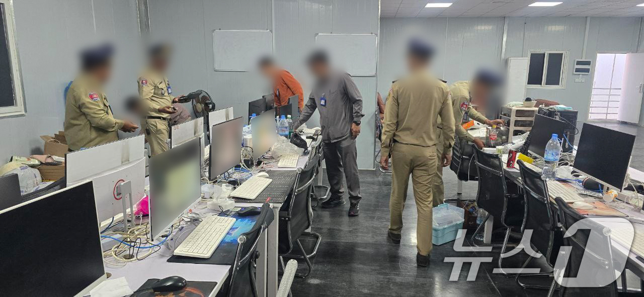 (서울=뉴스1) 허경 기자 = 청와대는 22일 브리핑을 열고 캄보디아 스캠 조직 한국 국적 피의자 73명을 강제송환한다고 밝혔다. 사진은 몬돌끼리 검거 현장 사무실. (초국가범죄특 …