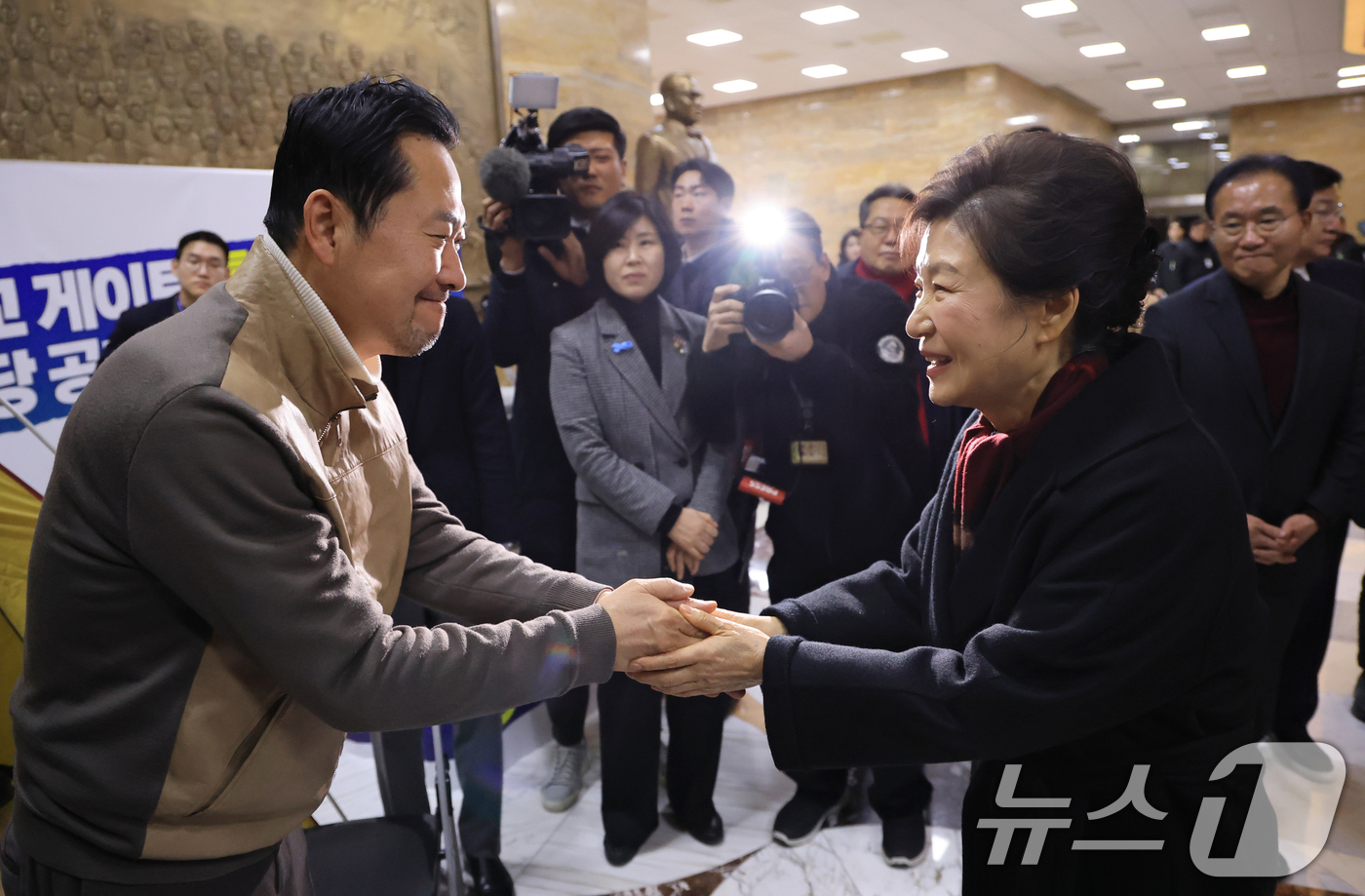 (서울=뉴스1) 신웅수 기자 = 박근혜 전 대통령이 22일 서울 여의도 국회 로텐더홀에서 쌍특검(통일교·민주당 공천 뇌물 특검)을 요구하며 8일째 단식 중인 장동혁 국민의힘 대표와 …