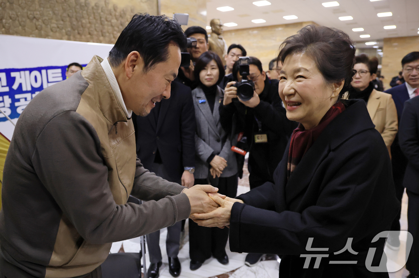 (서울=뉴스1) 신웅수 기자 = 박근혜 전 대통령이 22일 서울 여의도 국회 로텐더홀에서 쌍특검(통일교·민주당 공천 뇌물 특검)을 요구하며 8일째 단식 중인 장동혁 국민의힘 대표와 …