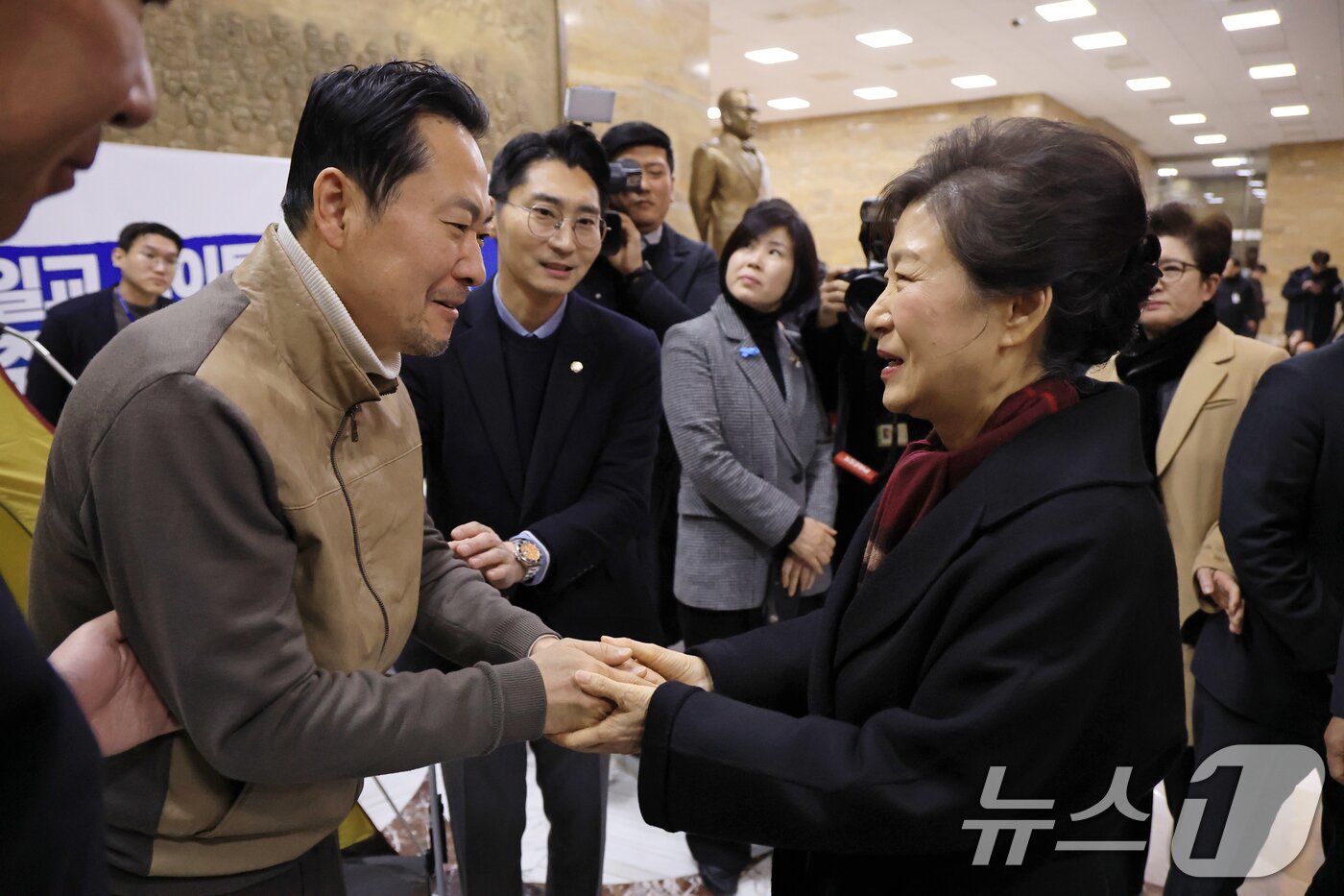 본문 이미지 - 박근혜 전 대통령이 22일 서울 여의도 국회 로텐더홀에서 쌍특검(통일교·민주당 공천 뇌물 특검)을 요구하며 8일째 단식 중인 장동혁 국민의힘 대표와 인사하고 있다. (공동취재) 2026.1.22/뉴스1 ⓒ News1 신웅수 기자