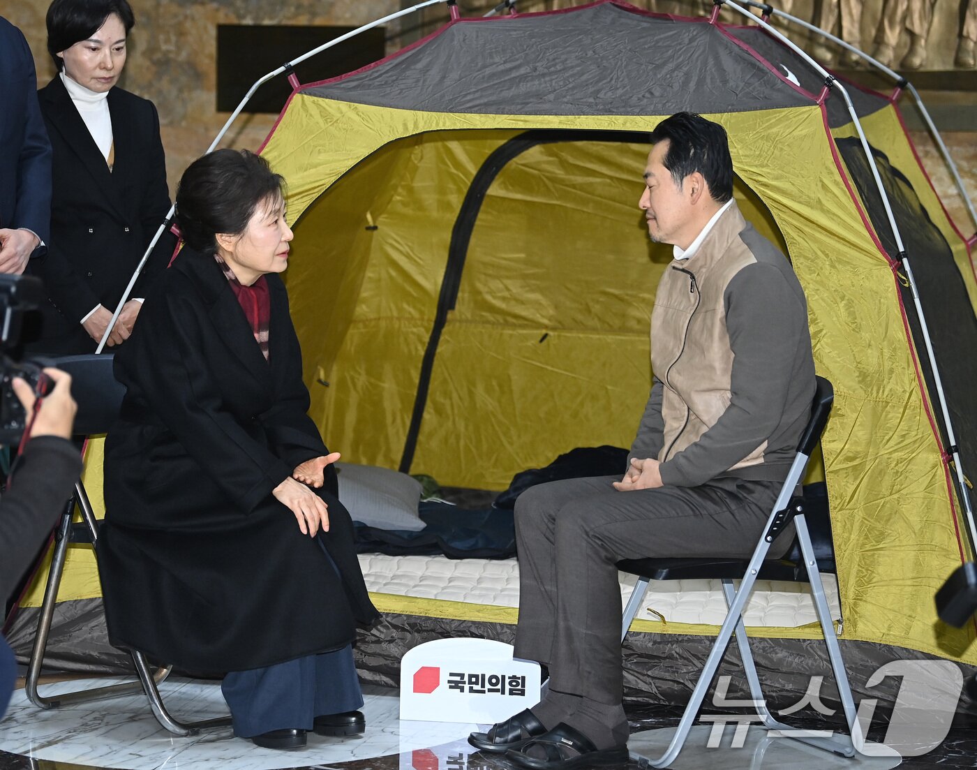본문 이미지 - 박근혜 전 대통령이 22일 서울 여의도 국회 로텐더홀에서 쌍특검(통일교·민주당 공천 뇌물 특검)을 요구하며 8일째 단식 중인 장동혁 국민의힘 대표를 만나 대화하고 있다. (공동취재) 2026.1.22/뉴스1 ⓒ News1 신웅수 기자