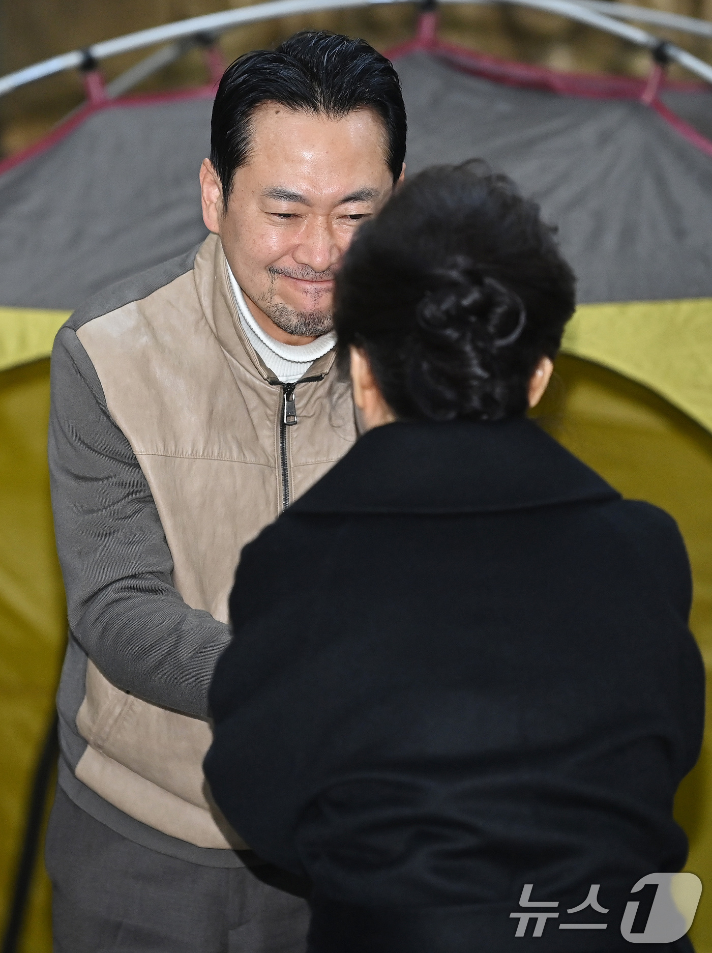 (서울=뉴스1) 신웅수 기자 = 박근혜 전 대통령이 22일 서울 여의도 국회 로텐더홀에서 쌍특검(통일교·민주당 공천 뇌물 특검)을 요구하며 8일째 단식 중인 장동혁 국민의힘 대표를 …