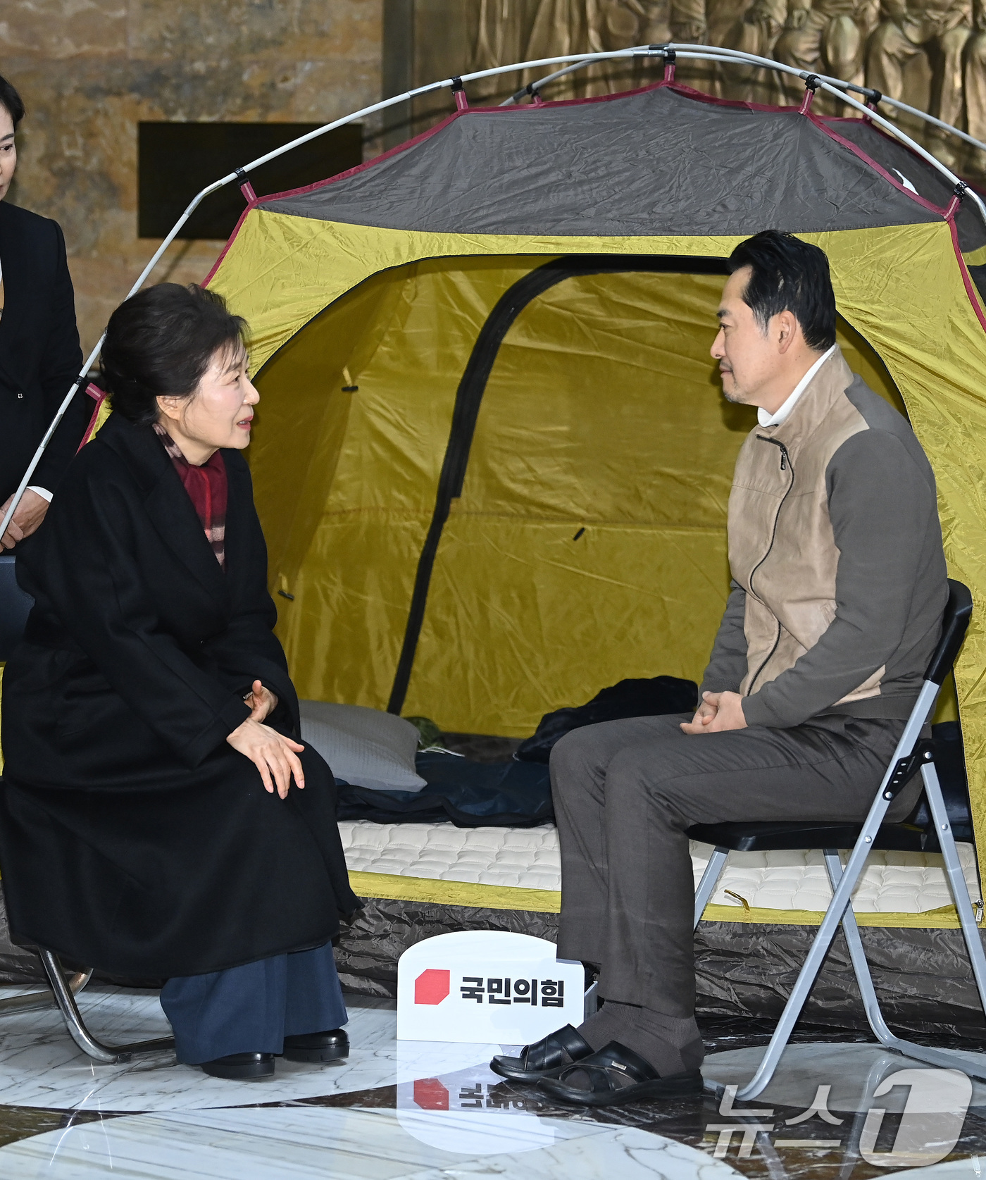 (서울=뉴스1) 신웅수 기자 = 박근혜 전 대통령이 22일 서울 여의도 국회 로텐더홀에서 쌍특검(통일교·민주당 공천 뇌물 특검)을 요구하며 8일째 단식 중인 장동혁 국민의힘 대표를 …