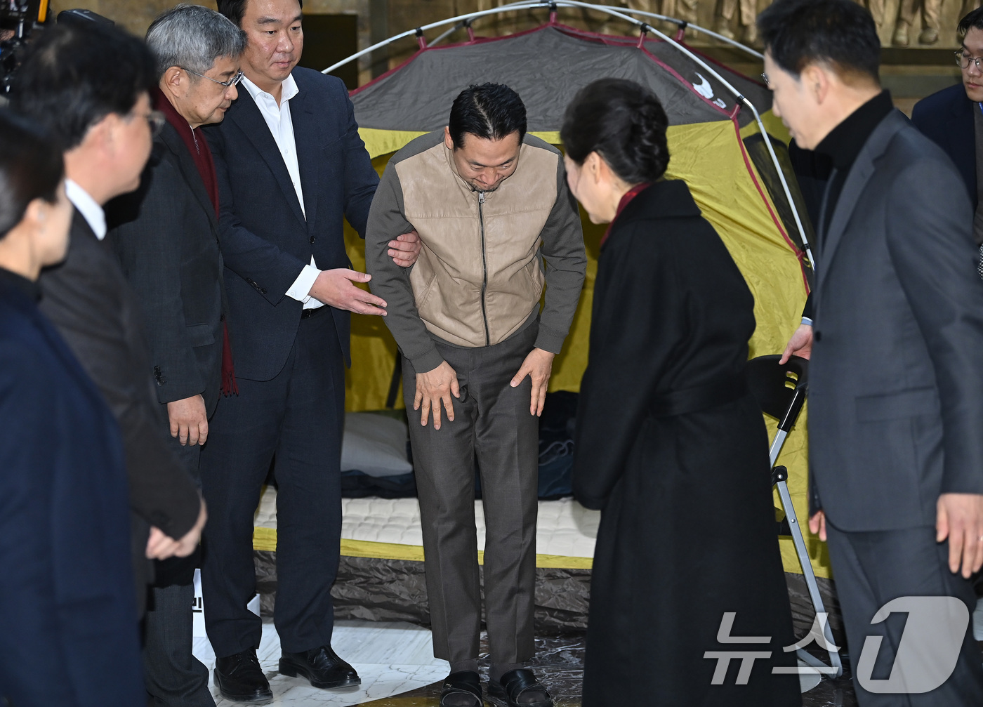 (서울=뉴스1) 신웅수 기자 = 박근혜 전 대통령이 22일 서울 여의도 국회 로텐더홀에서 쌍특검(통일교·민주당 공천 뇌물 특검)을 요구하며 8일째 단식 중인 장동혁 국민의힘 대표를 …